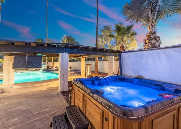 Entertainers Retreat Pickleball Bocce Pool Putt Grn