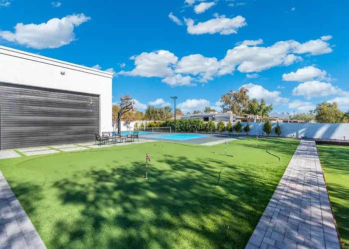 Entertainers Retreat Pickleball Bocce Pool Putt Grn